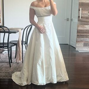 Monique Lhuillier 2000 Lisa Wedding Gown Dress A-Line Satin Portrait Neckline